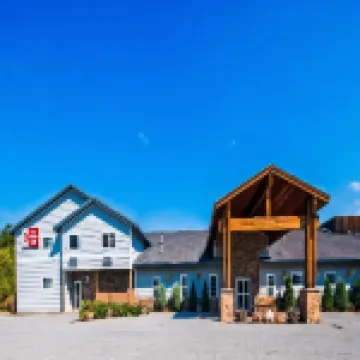 เบสท์เวสเทิร์นพลัส ไทคอนเดอโรกา อินน์แอนด์สวีทส์ โรงแรมใน