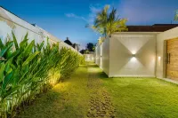 Yuka V2 – Modern Tropical 2BR W/ Pool in Seminyak- A Luxury Private Villa By Balinest Villas Hotel di Seminyak
