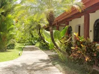 Private suite 103 with beautiful gardens, shared pool and BBQ area! Hotele w: Dominical