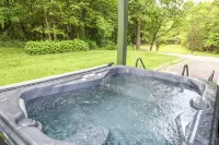 Hinesburg hideaway with hot tub! - Apartments