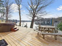 Relaxing Croton lake cottage w/ hot tub Hotels in Newaygo County