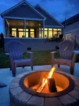 4-Bedroom House on Lake Wawasee with a Stunning, Screened in Porch! - 4-Sterne