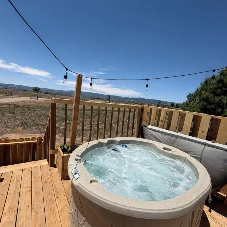 Welcome to the Bee Bus – A Cozy One-of-a-Kind Tiny Home with Mountain Views