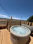 Welcome to the Bee Bus – A Cozy One-of-a-Kind Tiny Home with Mountain Views - Mountain view