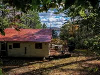 Cozy 2-bdrm, 3-season Adirondack cabin at tranquil Great Sacandaga Lake w/WiFi Hotels in Day