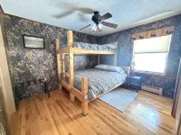 Allagash Elevated Escape • Cedar Hot Tub • Outdoor Entertaining • Riverfront
