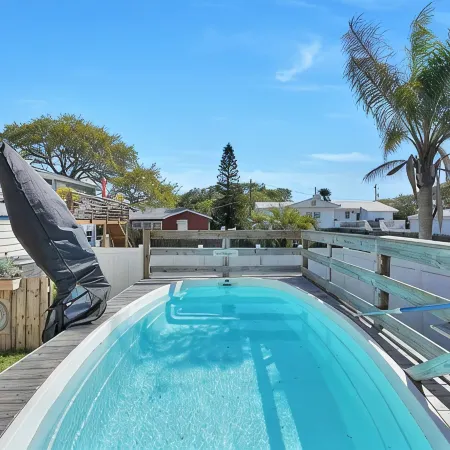 Walk Vilano Beach, Pool, FirePit, Sleep 10, 5 Min to Hist St Aug/Night of Light