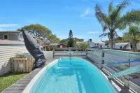 Walk to Vilano Beach, Pool,  Fire Pit, Sleeps 10,  5 Min to Historic St. Aug - 3-Star