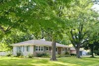 Cozy, stylish spot with great amenities—walk to food, shops & 15 min DEC airport - WiFi