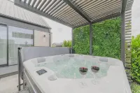 Stylish Home w/ Private Spa, Indoor & Outdoor Fire - Villas