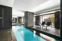 Unbeatable Location - Sleek 1BR  Melbourne Central