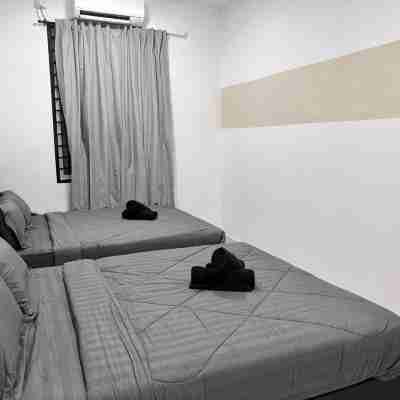 Senai 14pax The Joyous Home Pooltable Airport JPO Rooms