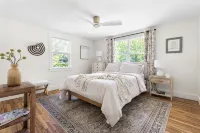 Luxury King Suite, 125-yr historic home, 2 blocks from Main St. Crib included