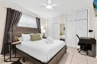 Epic! 3 Miles~Hard Rock Stadium. King Bed-Grill-Free Parking. Midpoint Location!