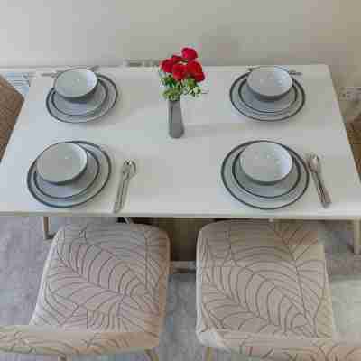 Cozy 2 Bedroom Flat, Woking | 30 min train London Dining/Meeting Rooms