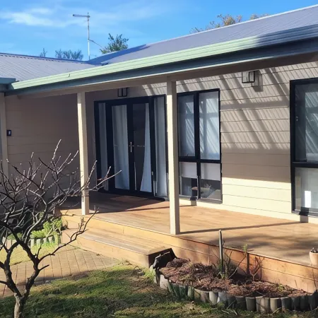Spacious Family Friendly Beach House With outdoor Bbq and jacuzzi free Wifi