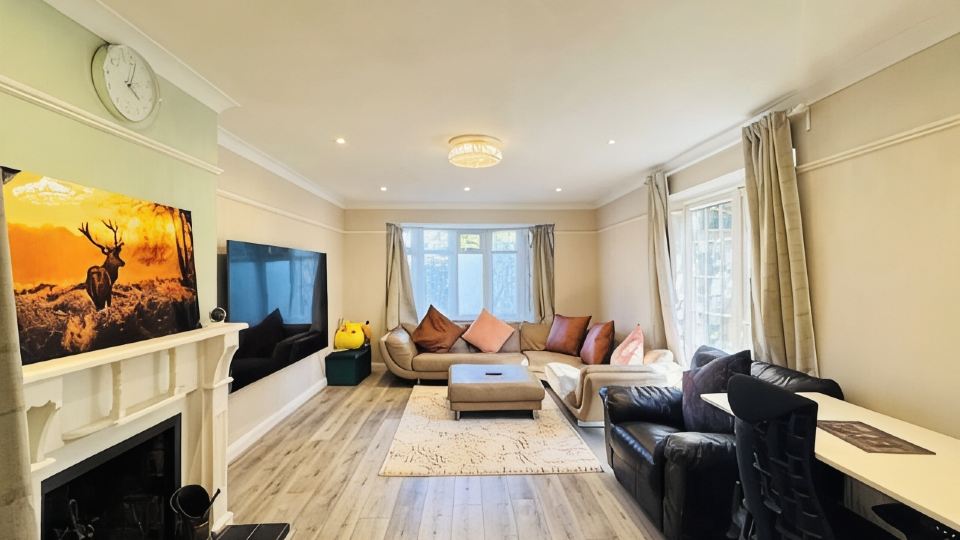 Spacious 4BR house close to Gatwick Airport.