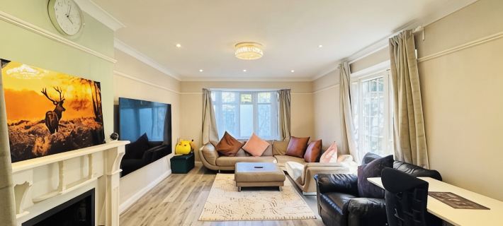 Spacious 4BR house close to Gatwick Airport. Hoteles en Crawley