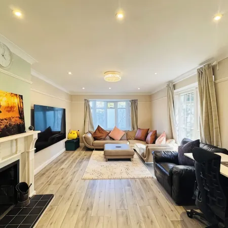 Spacious 4BR house close to Gatwick Airport.