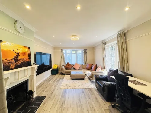 Spacious 4BR house close to Gatwick Airport. - 4-Star