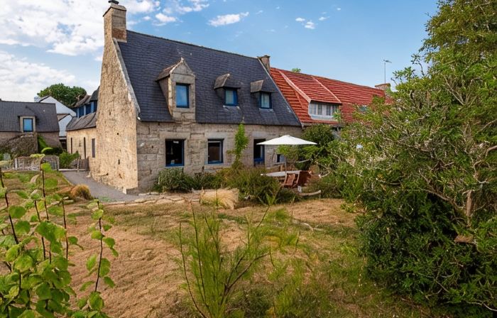 Charming longère in a quiet location 5 minutes from a large sandy beach.