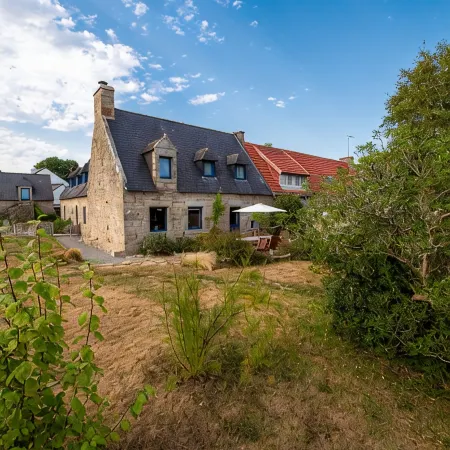 Charming longère in a quiet location 5 minutes from a large sandy beach.