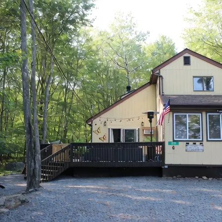 Cozy 3-bedroom cabin in enchanting Pocono Lake with AC, WiFi