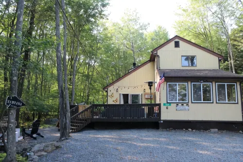 Cozy 3-bedroom cabin in enchanting Pocono Lake with AC, WiFi