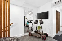 New Downtown Charlottetown Home Sleeps 5 with 2 Electric Scooters - Homestays