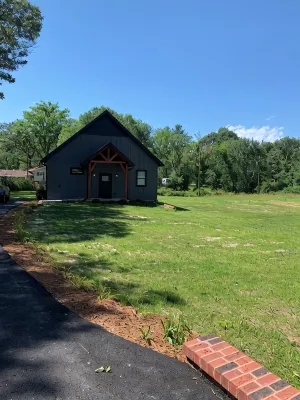 Charming studio in beautiful Hendersonville with AC, WiFi, hot tub & gated