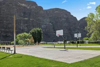 #161 Condo near large pool & shuttle to Gorge Amp-book separately - 3-Star