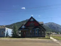 Cozy Mountain View home just blocks from center of town.