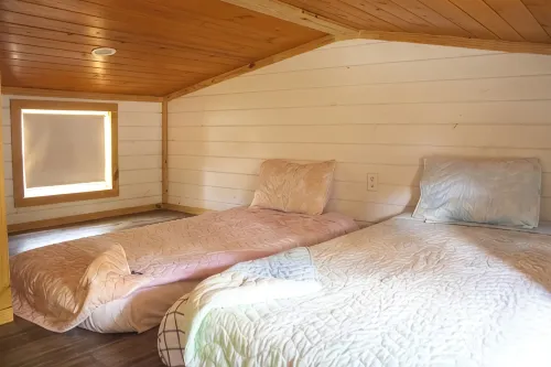 Charming Cabin + Pond View + Hot Tub