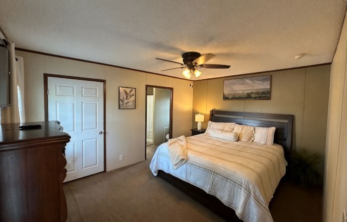 Private Cabin, 3 Bed Rooms, 2 Bath, nestled in the woods on a spring fed pond!!!