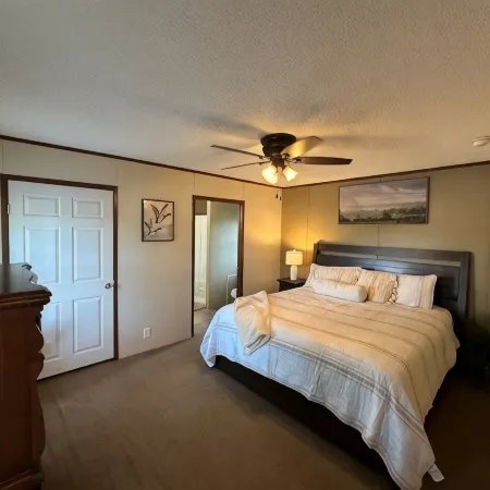 Private Cabin, 3 Bed Rooms, 2 Bath, nestled in the woods on a spring fed pond!!!