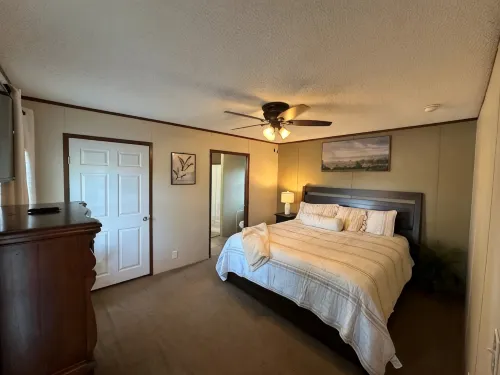 Private Cabin, 3 Bed Rooms, 2 Bath, nestled in the woods on a spring fed pond!!!