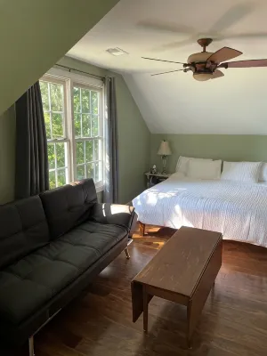Custom Train-Themed Lodge on 7 Private Acres with Walking Trails - Homestays