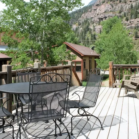 Large Home1blk to Hot Springs Pool, wraparound deck, Cinema Room, parking for 7