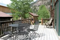 Large Home1blk to Hot Springs Pool, wraparound deck, Cinema Room, parking for 7