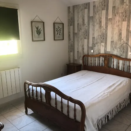 3-bedroom house with veranda, air-conditioning and attractive features. Отели в г. Соред