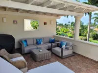 Luxury penthouse apartment on exclusive Sugar Hill resort with beach club access Hoteles en Mount Standfast