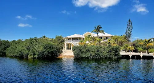 %Off Luxury Home, Waterfront, 5 Mins from Ocean, 80FT Dock, Hot Tub - อ่างจากุชชี่
