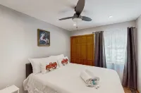 5 BR Luxury Escape with Hot Tub, Home Theater, Arcade, Min from Lake & Slopes Hoteles en 