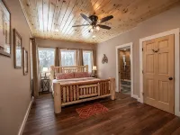 12 Bed, 6 Bath, 20 Guests STEPS from Sunday River w/ Hot Tub & Game Room Hotels in Newry