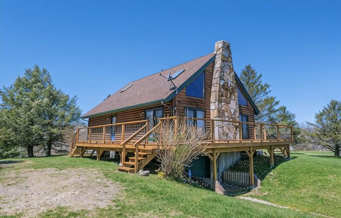 Lakefront House with Stunning Views and Great Room