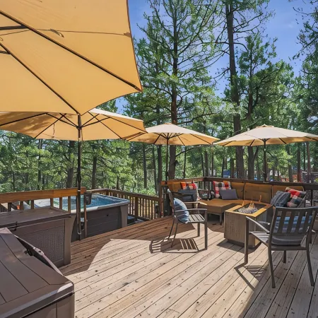 Modern Beauty, Gorgeous Forest View, Hot Tub, A/C, Game Room, Close to Downtown!