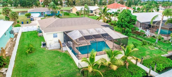 The Palm Tree  Waterfront -  Pool Home - Free Heated pool- Pool Table - kayaks Hotels in Apollo Beach