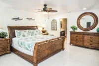 Luxury Palm Tree Two / 3 King Beds, Put Put Golf, Heated Pool, 7 Person Hot Tub
