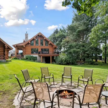 Beautiful 5 Bdrm Lakefront Log Cabin - under 1hr from Mpls!