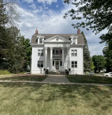 Historic Home Near Lake, Parks and Bvu! Perfect for Summer Vacay and Reunions!